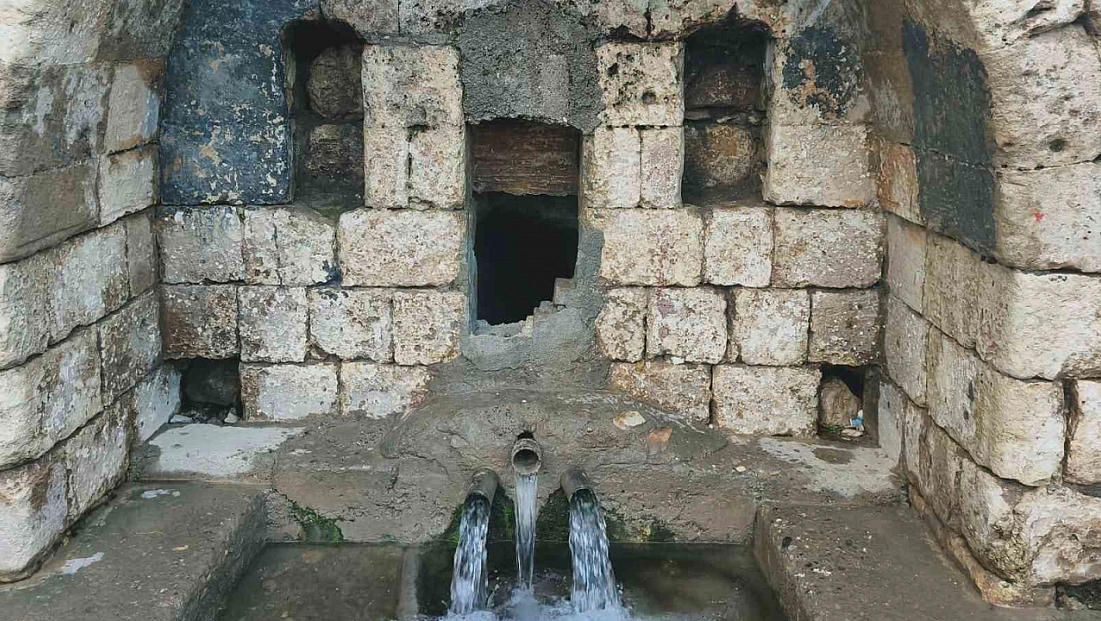 Tarihi çeşmeler yağışların ardından coştu