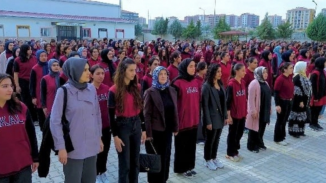 Malatya’da 450 Kız Öğrenciden Muhteşem Cumhuriyet Korosu
