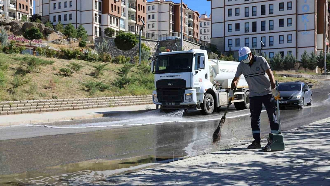Malatya'da kapsamlı temizlik: Yollar yıkandı, çöpler toplandı