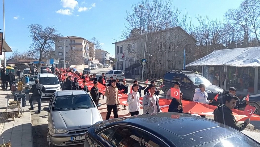Bayrak yürüyüşüne yoğun ilgi