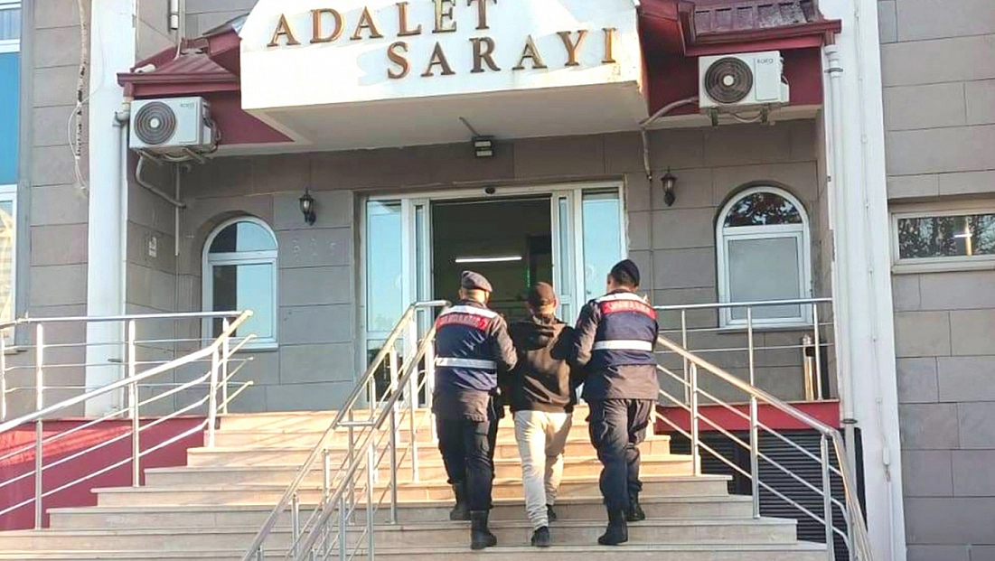 Çeşitli suçlardan aranan 3 şahıs jandarmadan kaçamadı