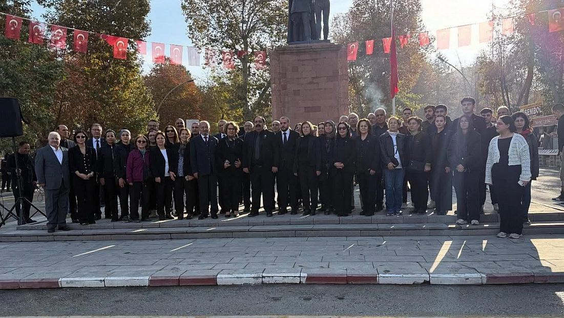 CHP’den Anlamlı 10 Kasım Çağrısı: 'Atatürk Anıtı'ndaki Eksik Bayrak Figürü Onarılsın'