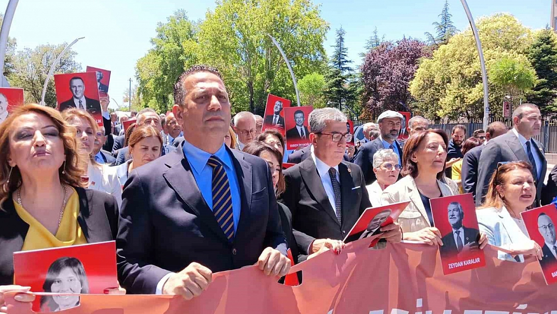 CHP’li vekiller, slogan atarak yürüdü