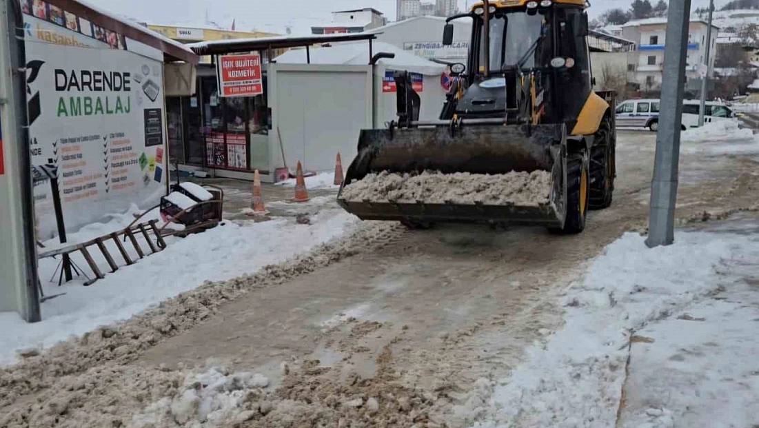 Malatya’da kar mesaisi sürüyor: Belediye ekipleri sahada