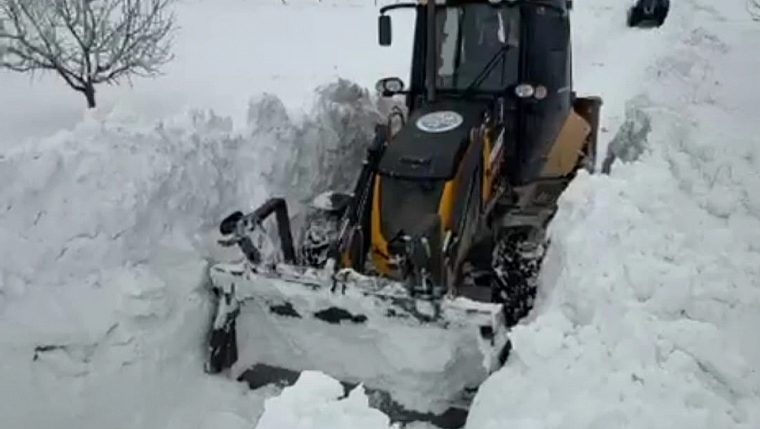 Malatya'da 3 mahallede karla mücadele sürüyor