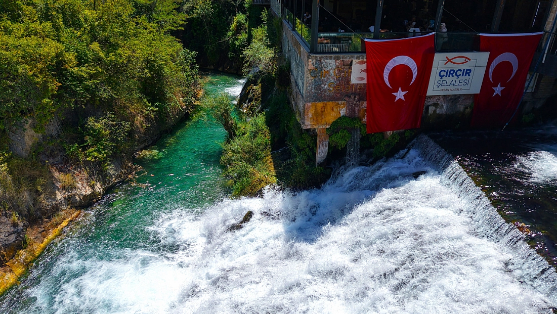 Fırat'ın turkuaz mucizesi: Çırçır Şelalesi turist akınına uğruyor