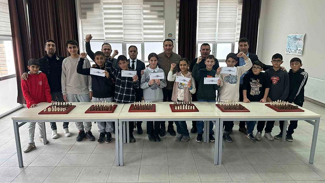 Malatya'da nefes kesen turnuva: 300 öğrenci kıyasıya yarıştı...