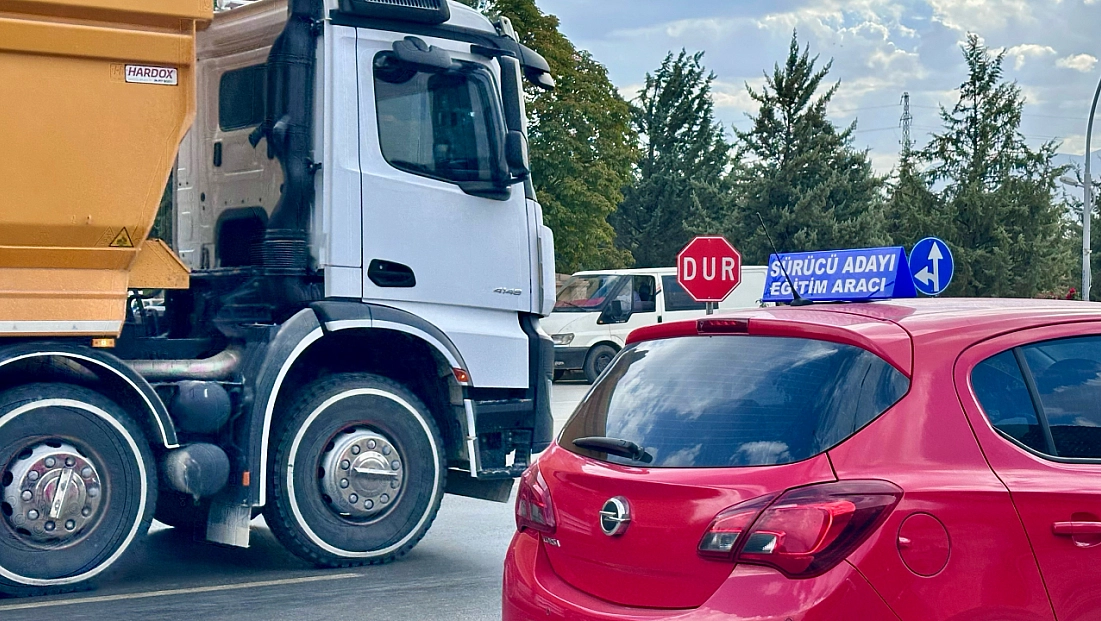 Hafriyat kamyonları eğitim alanını kâbusa çevirdi!