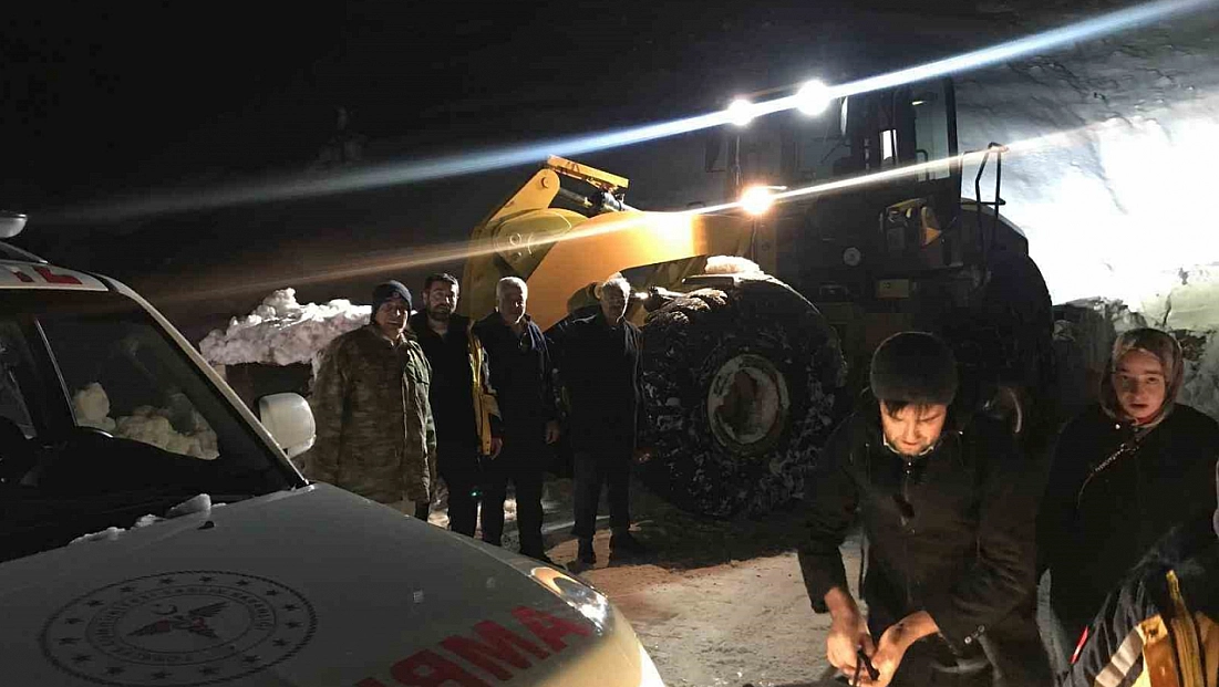 Kar yolları kapattı: Hastaya ulaşmak için 4 saat mücadele edildi