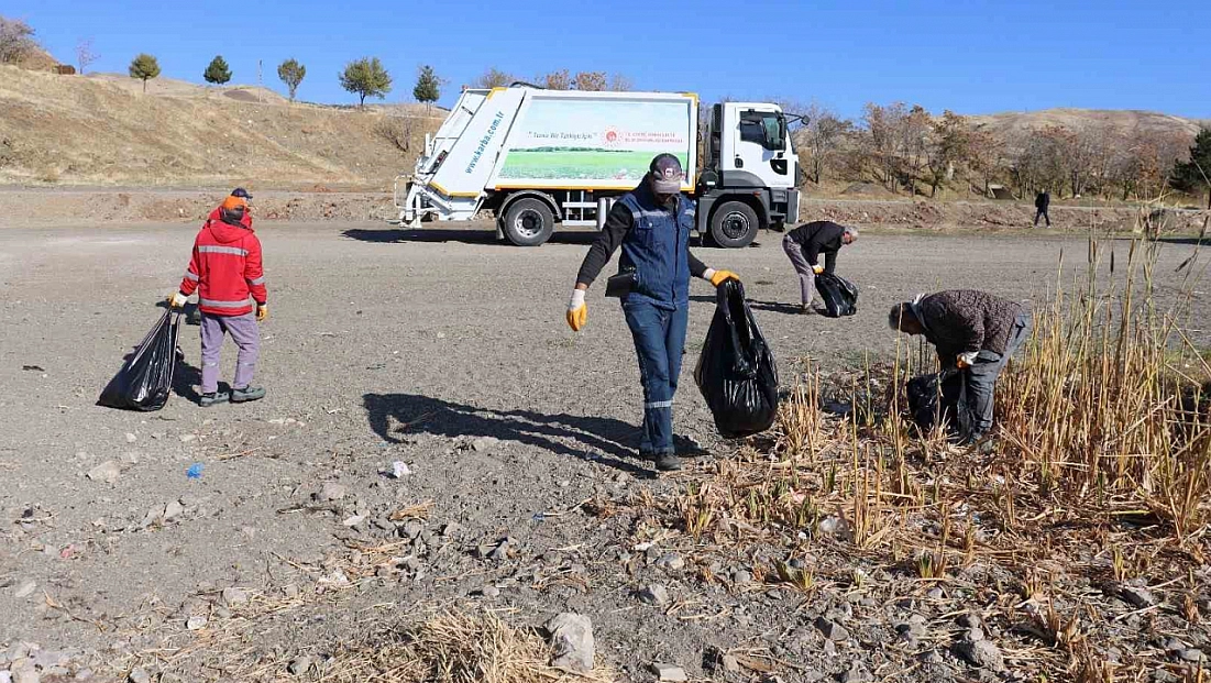 Hazar Gölü’nde 10 ton çöp toplandı