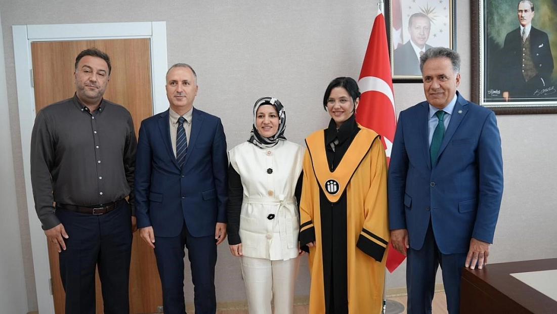 Rektör Akpolat akademisyenlerin cübbelerini giydirdi