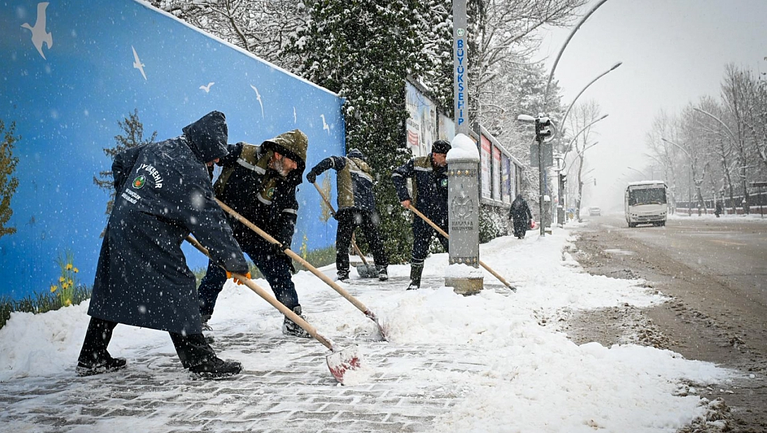 Kar hayatı felç etti: Ekipler 7-24 sahada!