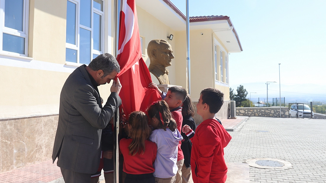 Köy Okulunda Yürek Isıtan Görüntüler: Minik Yüreklerden Büyük Vatan Sevgisi