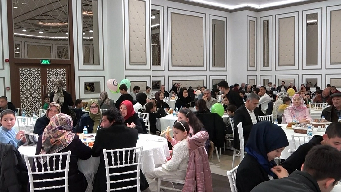 Kutsal topraklardan dönen öğrenciler için yemek programı düzenlendi