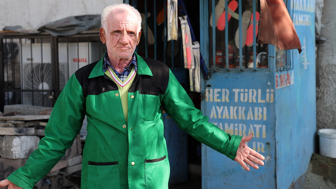 2 metrekarede 45 yıllık ayakkabı boyacılığı