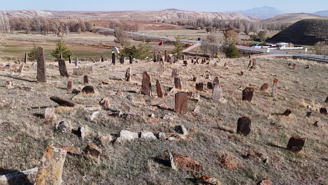 4 asırlık mezarlık devasa taşlarıyla dikkat çekiyor