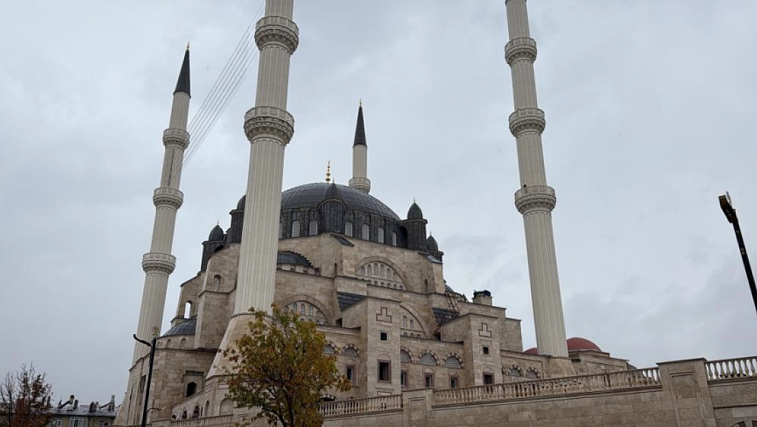4 minareli camide ilk ezan okundu