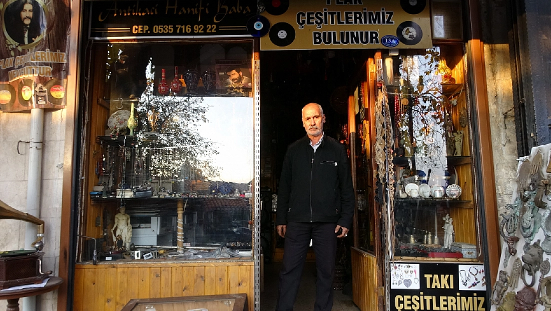 45 yıldır topladığı antika eşyaların sayısını kendisi de bilmiyor