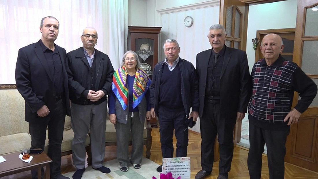 Zamanı tersine çeviren ziyaret: Öğrencilerinden 51 yıl sonra gelen sürpriz ziyaret
