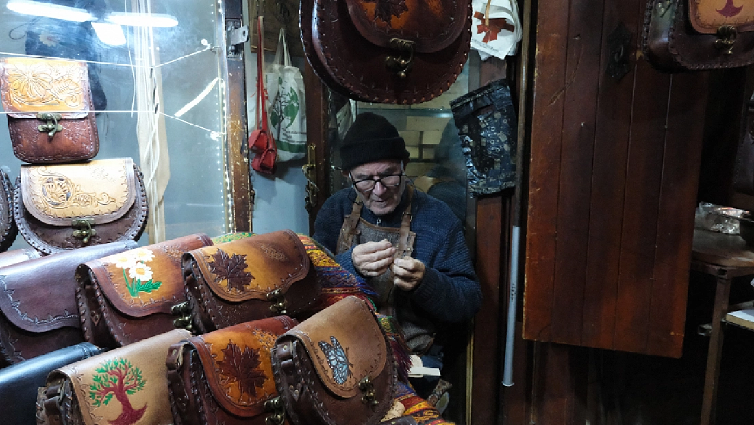 66 yıldır teknolojiye direnerek çanta yapıyor