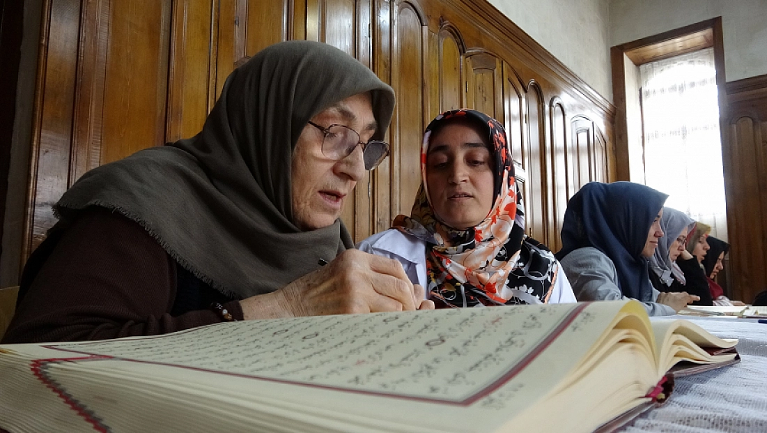 75 yaşındaki Fatma teyzenin Kur'an-ı Kerim öğrenme azmi