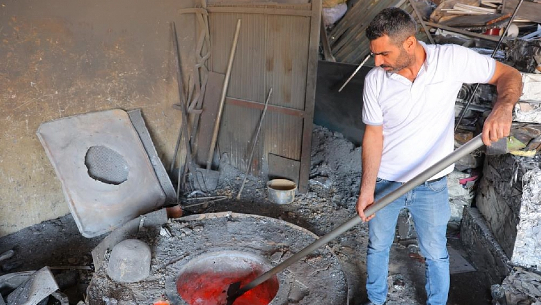 750 derecelik ateşte ekmeğini kazanıyorlar