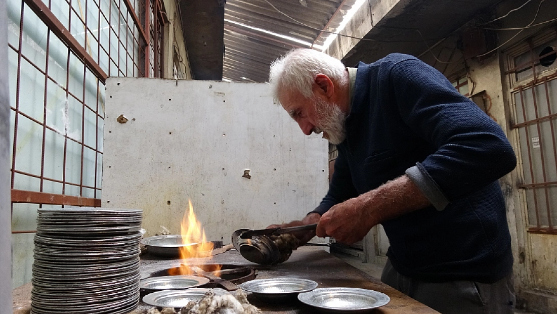 80 yaşındaki kalay ustası mesleğini 70 yıldır sürdürüyor