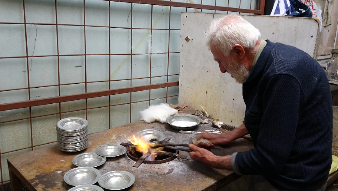 80 yaşındaki kalay ustası mesleğini aşkla yapıyor