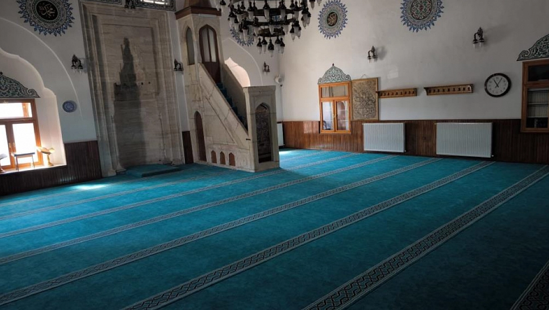 846’dan gelen hayır şartı yerine getirildi! Caminin halıları yenilendi