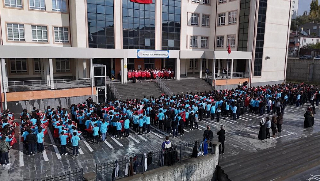 850 öğrenci coşkuyla Cumhuriyet şarkıları söyledi