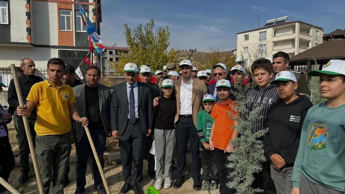 90 fidan toprakla buluştu