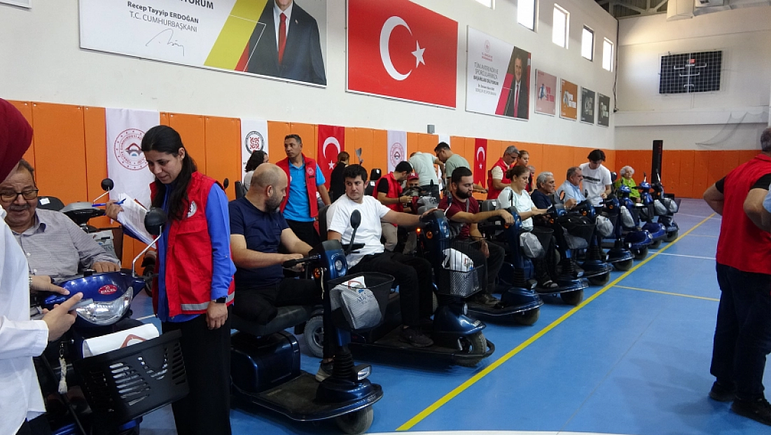 Adıyaman'da 41 akülü sandalye depremzede vatandaşlara teslim edildi