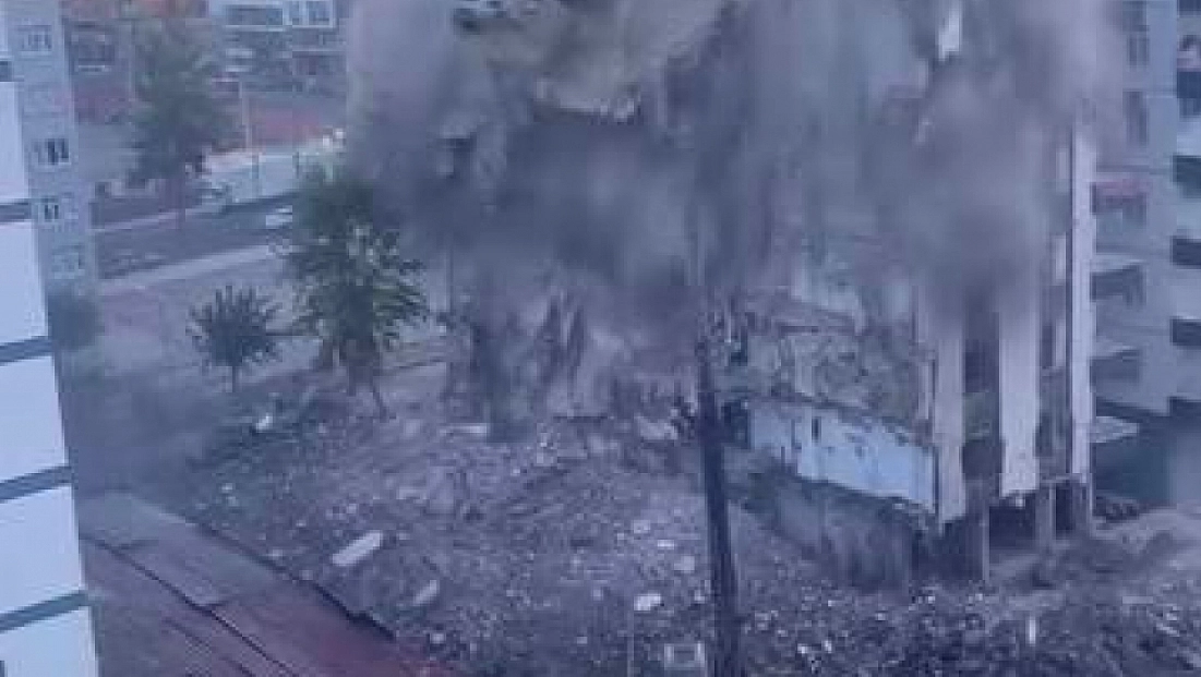 Ağır hasarlı 8 katlı bina tek dokunuşta yerle bir oldu