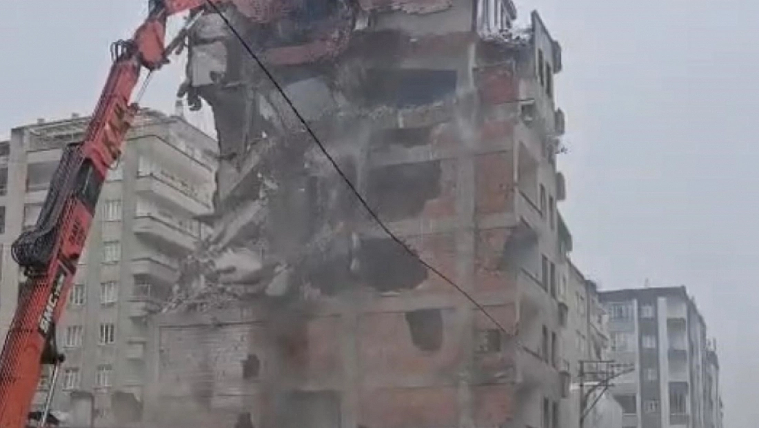 Ağır hasarlı bina tek dokunuşla yerle bir oldu