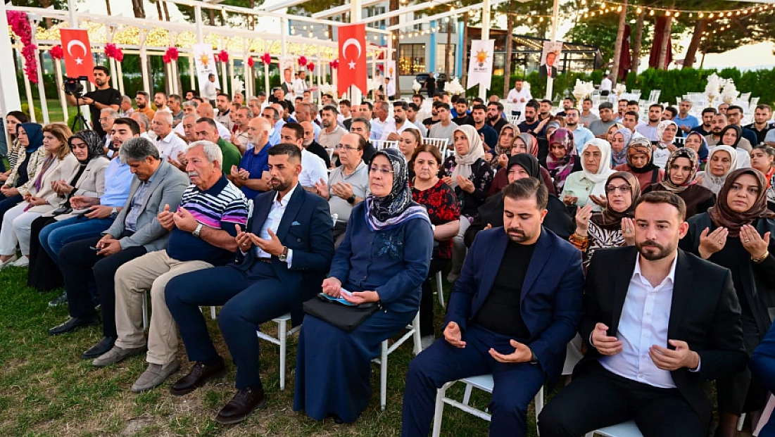 AK Parti'de 25. Yıl buluşması: Eski teşkilat mensuplarına vefa plaketi