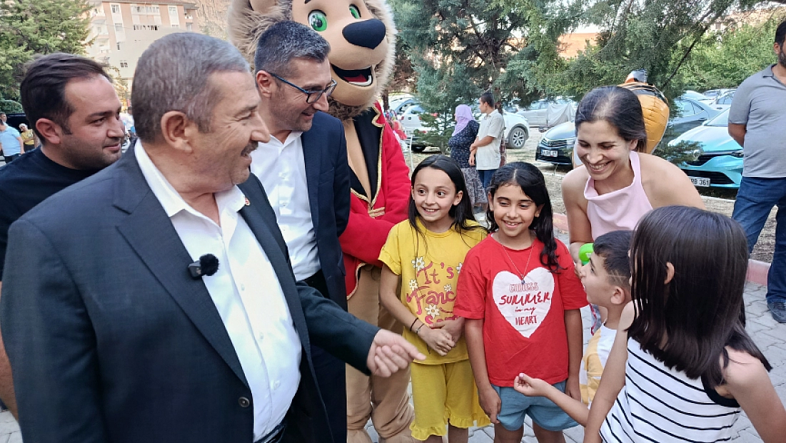 Alican Bozkurt çocuklara balon dağıttı