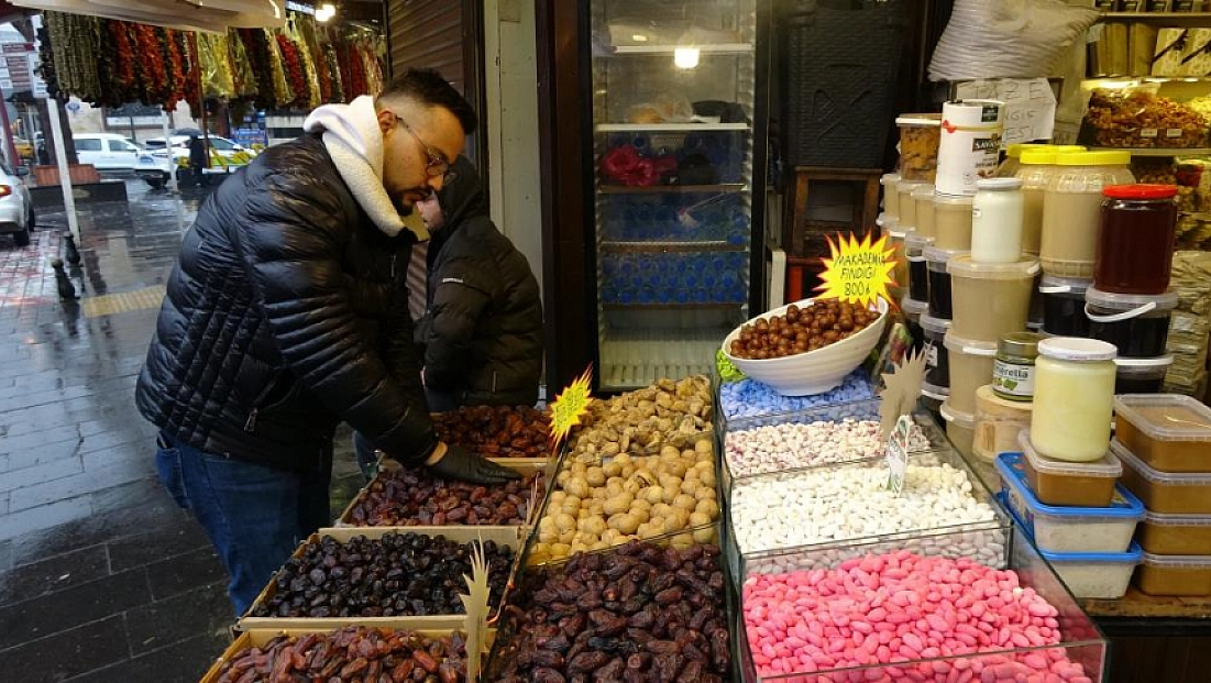 Almacı Pazarı’nda tezgahlar doldu