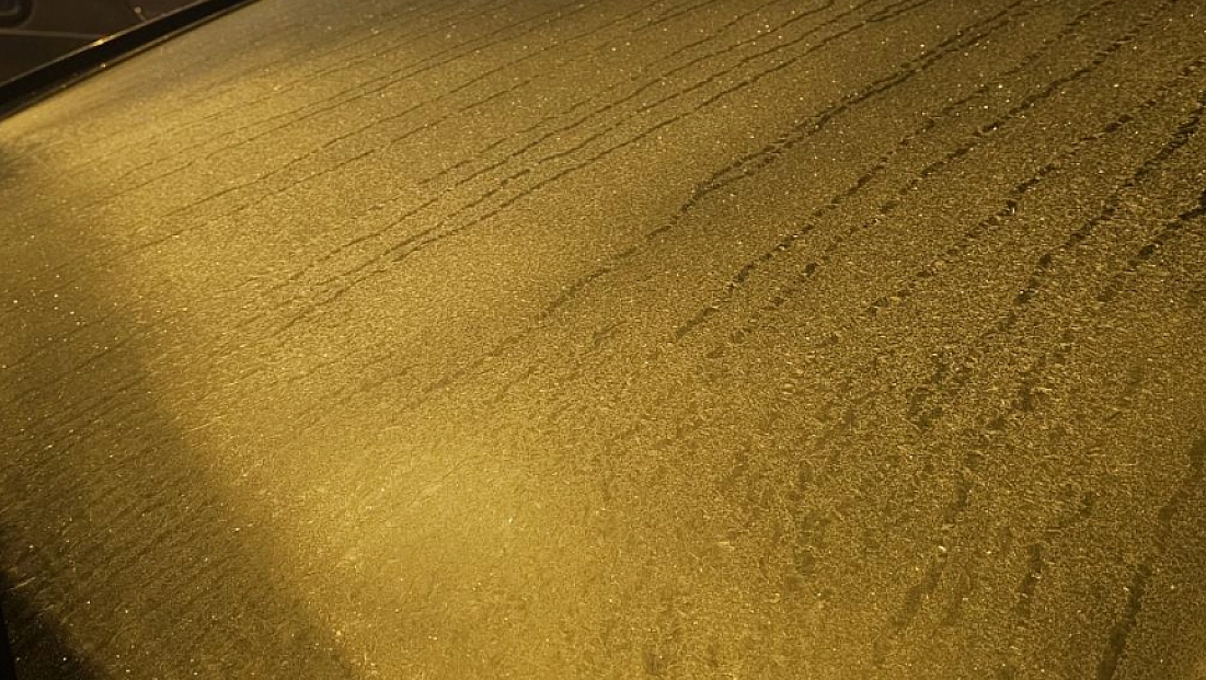 Araçların camları buz tuttu