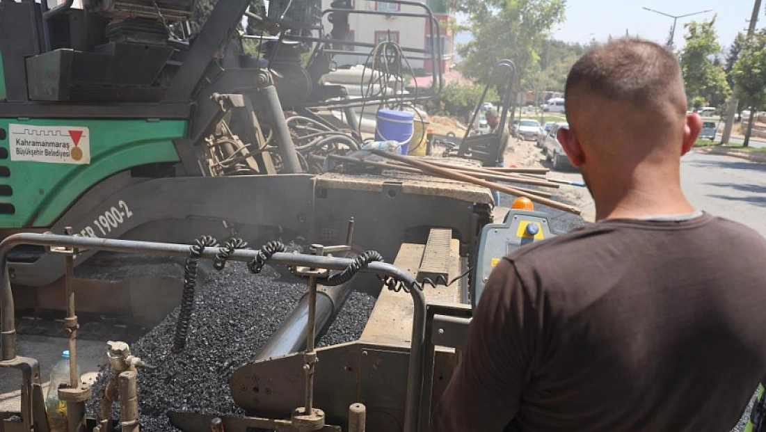 Asfalt işçileri bunaltıcı sıcağa rağmen mesaisini sürdürüyor
