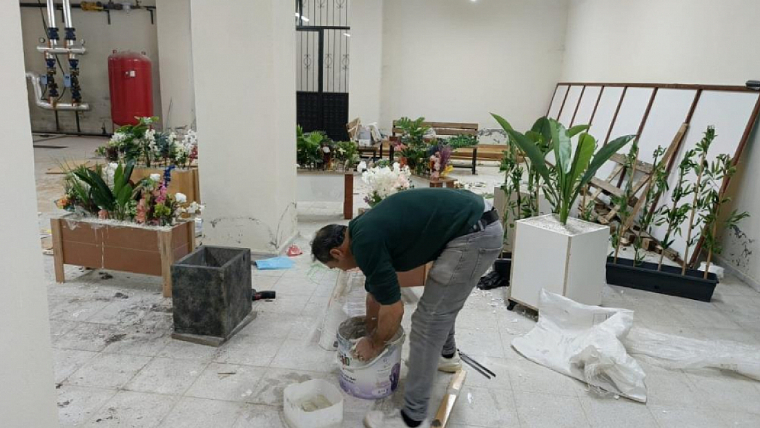 Atık malzemelerle okulunu güzelleştiriyor