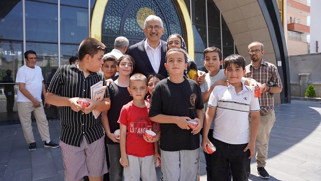 Başkan Hallaç, minik gönüllere dokundu