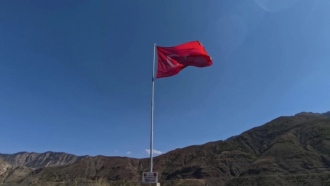 'Bayrak Adam' her tepeye Türk Bayrağı dikiyor