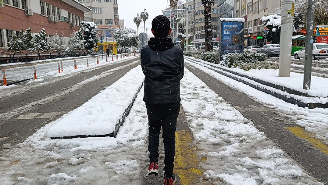 Belediye ekipleri karla mücadelede 24 saat görev başında