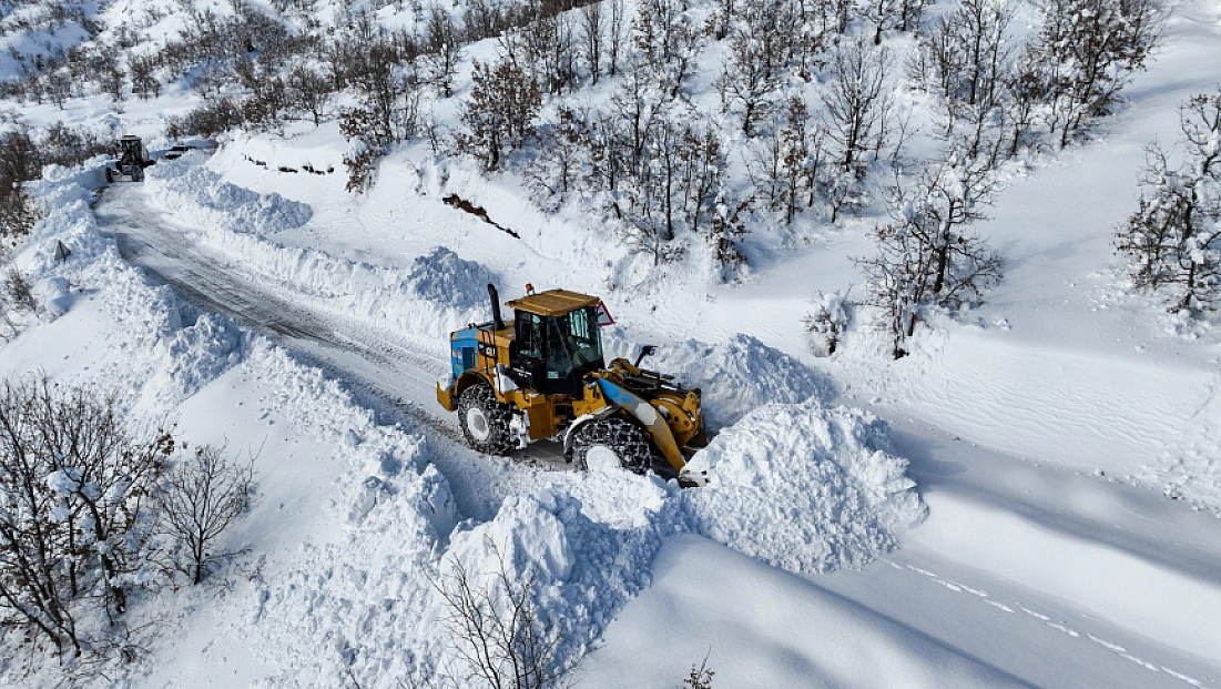 Bin 500 metre rakımda yollar kardan temizleniyor