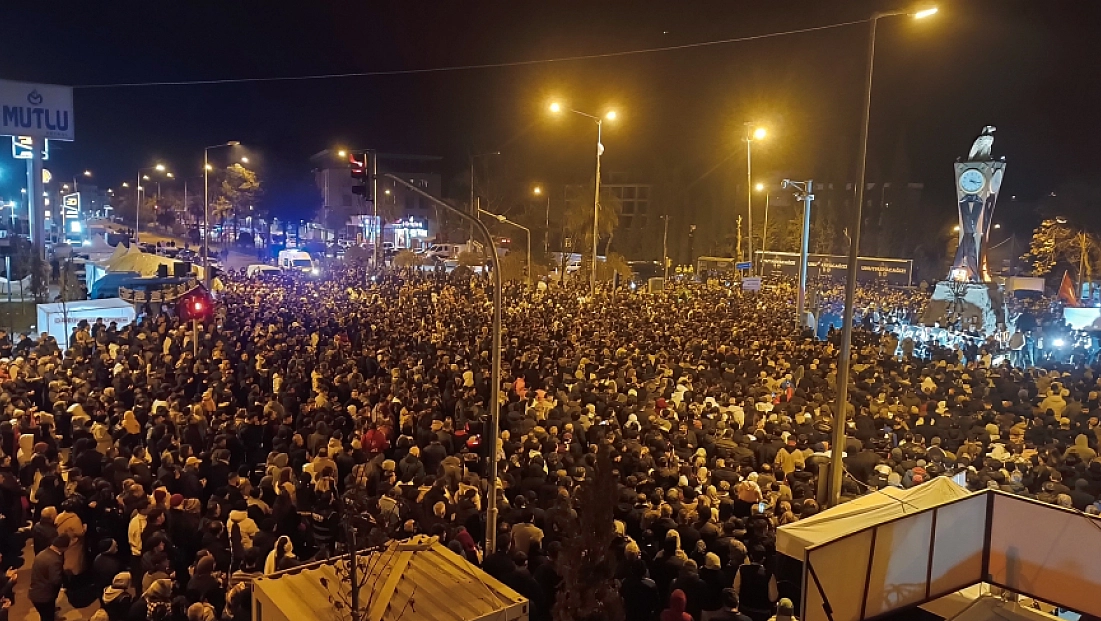 Binlerce kişi deprem şehitlerini andı