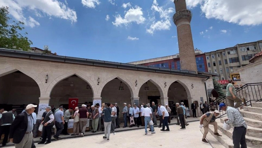 Cami cemaatine aşure ikram edildi