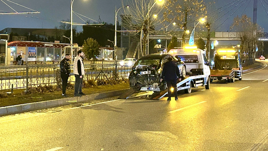 Çevreyolunda İki Otomobil Çarpıştı: 2 Yaralı