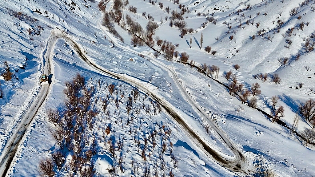 Çığ düşen yol temizlendi