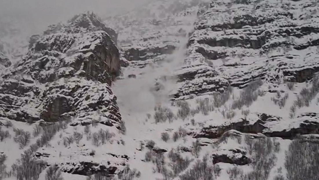 Çığ düşme anı kamerada