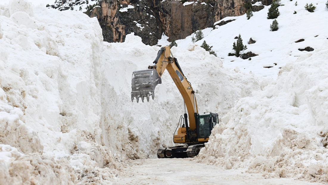 Çığ nedeniyle 12 gündür kapalı olan yol açıldı